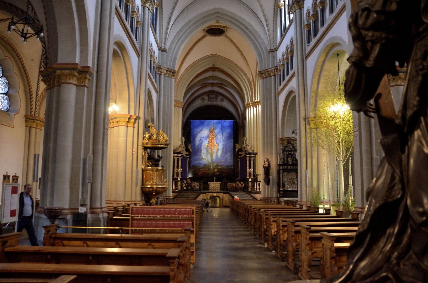 Das Bonner Münster Innenansicht mit verdecktem Chor (Palmsonntag)