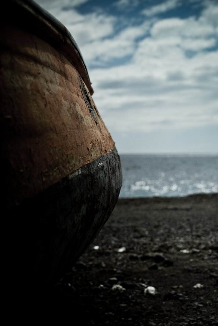 Das Boot an den Klippen