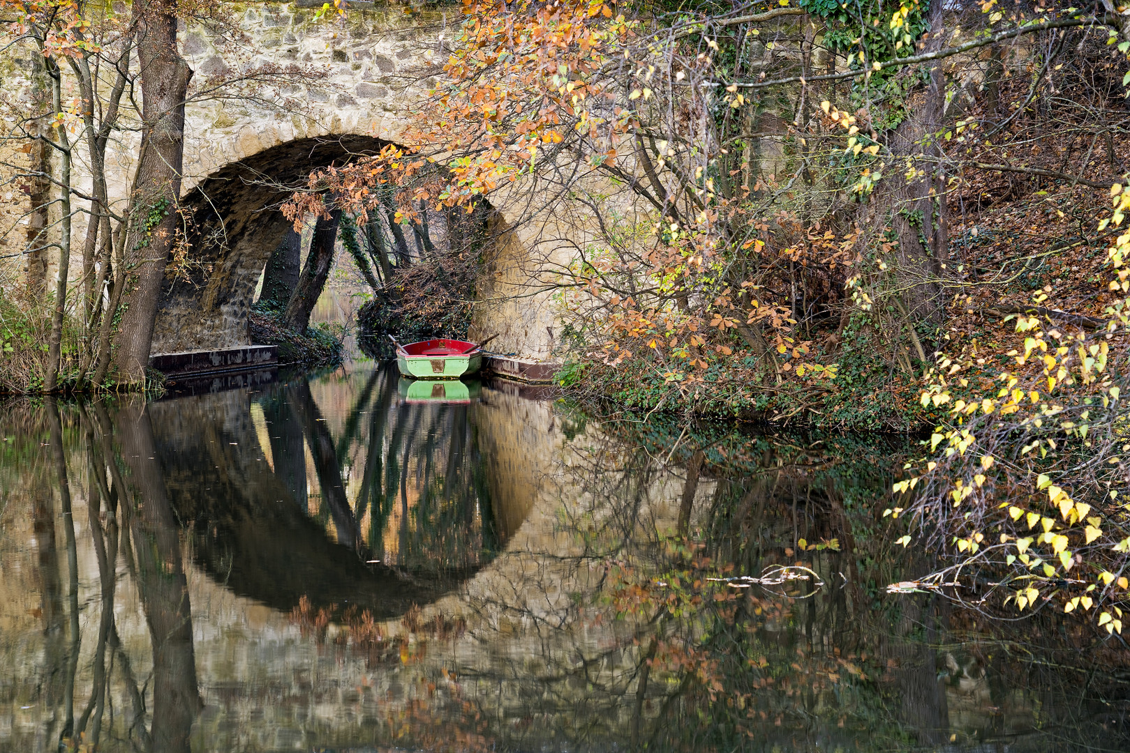 Das Boot unter der Brücke