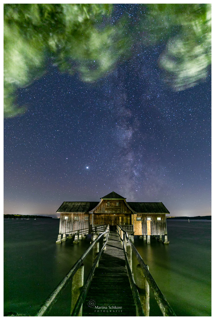 Das Bootshaus am Ammersee in einer Sommernacht