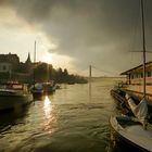 Das Bootshaus am Rhein in der Abendsonne