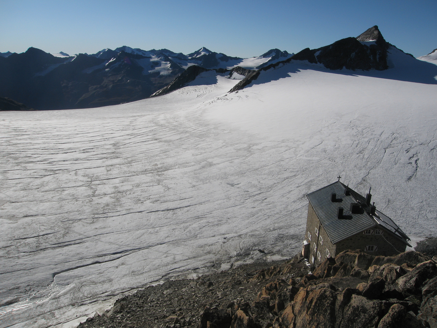 Das Brandenburger Haus steht auf 3.277m Seehöhe, unten der Kesselwandferner.