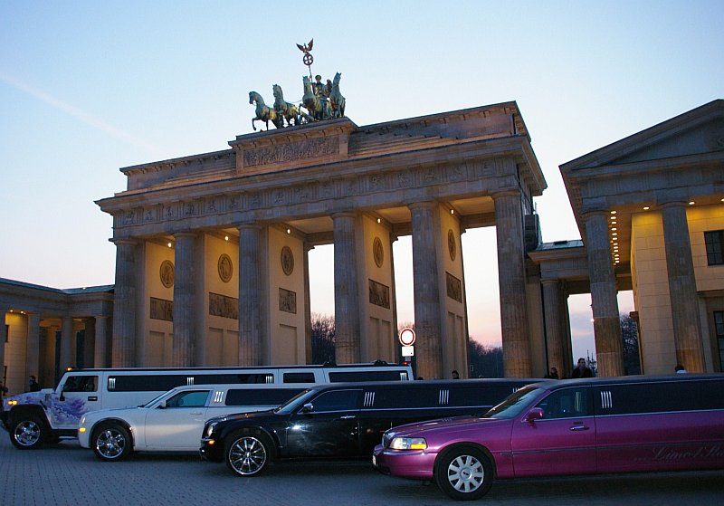 Das Brandenburger mit Limousinen