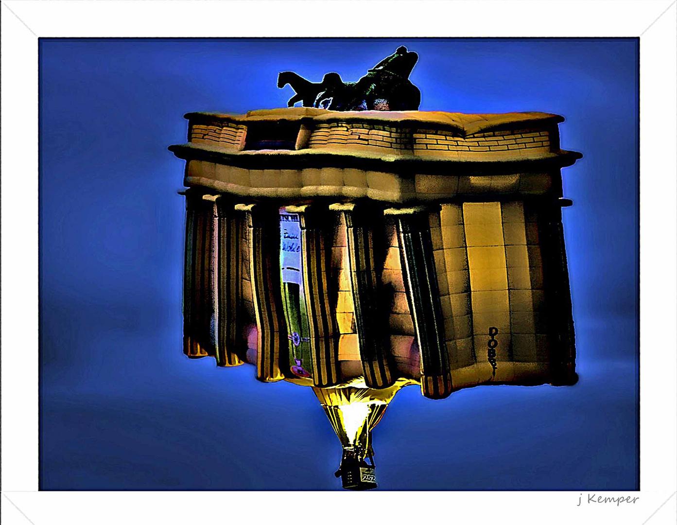 - das Brandenburger Tor am blauen Himmel -