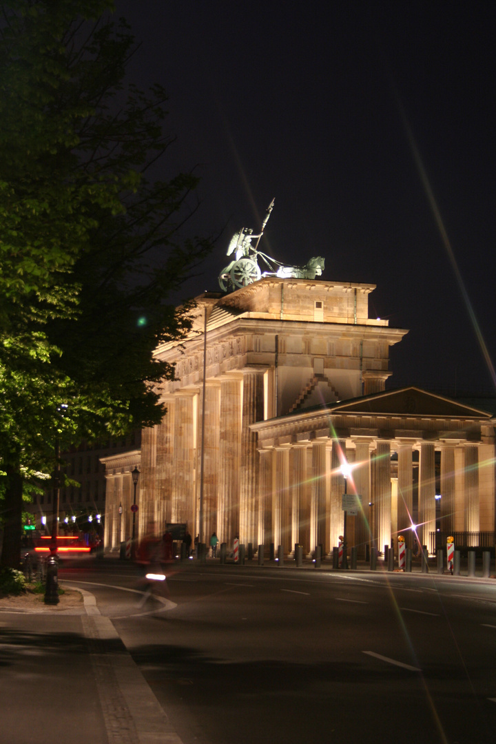 das Brandenburger Tor bei Nacht ...