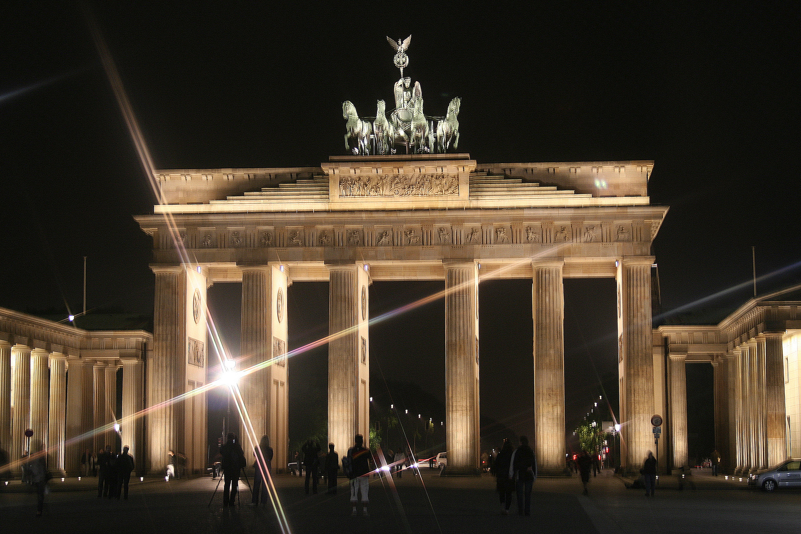 das Brandenburger Tor bei Nacht, von der Ostseite, da ist man nie alleine :-(