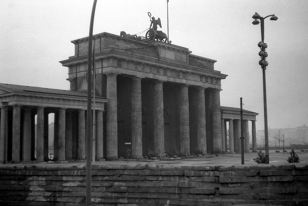 Das Brandenburger Tor in Berlin in den 60er Jahren.