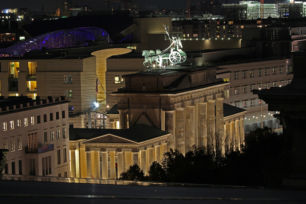 Das Brandenburger Tor in Berlin vom Reichstag aus gesehen.