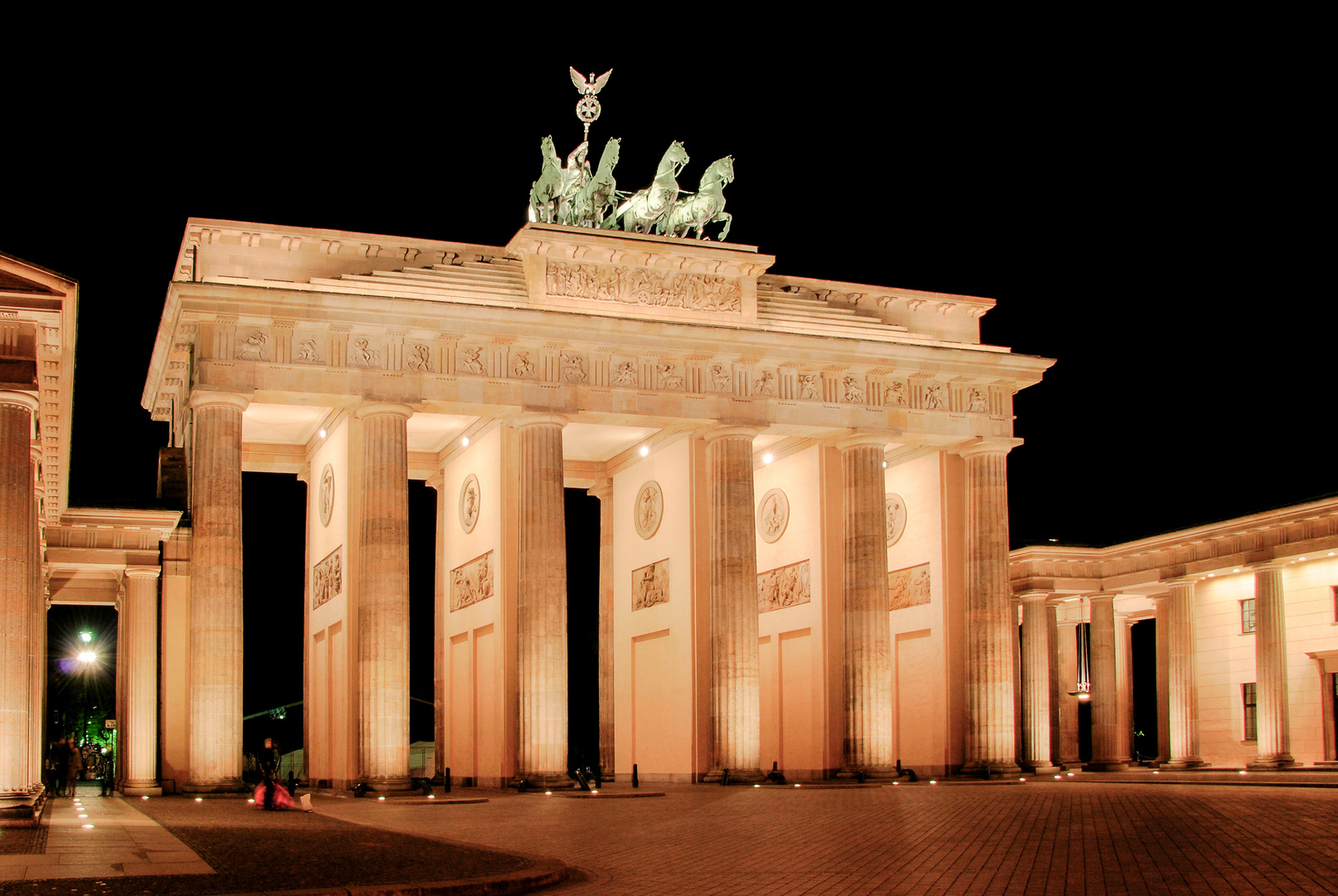 Das Brandenburger Tor in (der) Mitte