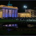 ..das Brandenburger Tor in lila und gespiegelt..