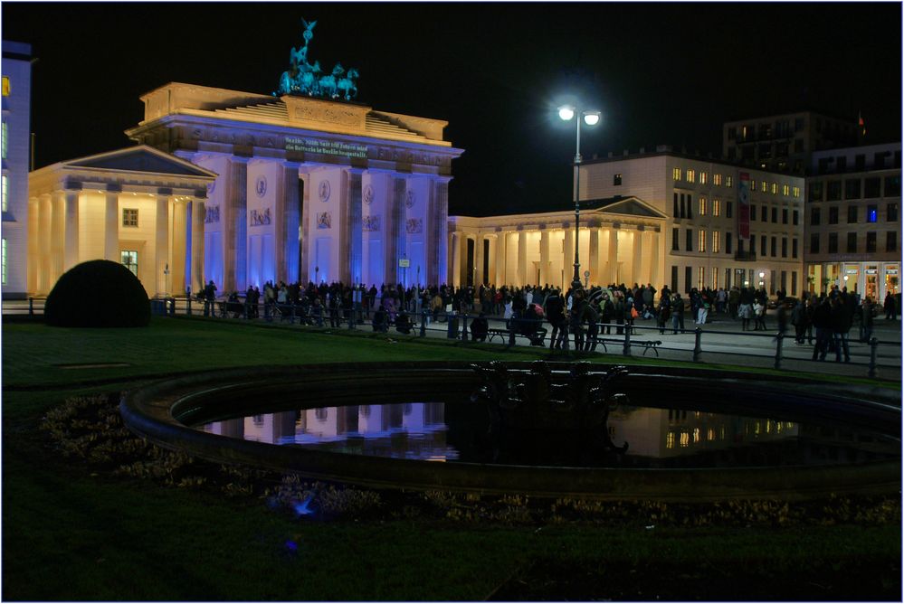 ..das Brandenburger Tor in lila und gespiegelt..