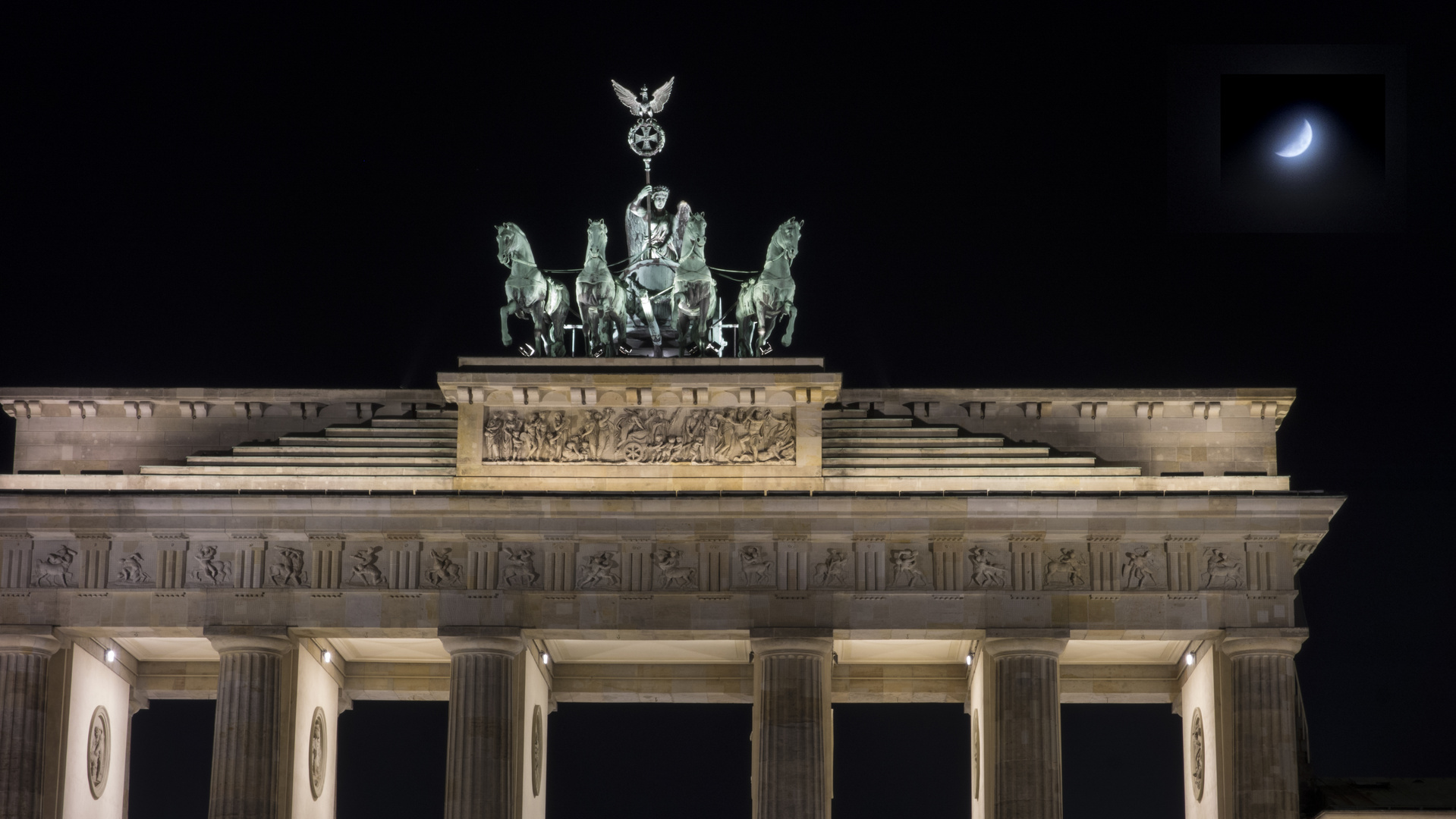 Das Brandenburger Tor mit Halbmond