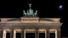 Das Brandenburger Tor mit Halbmond