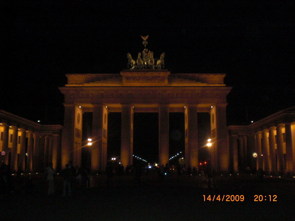 Das Brandenburgertor Bei Nacht..!