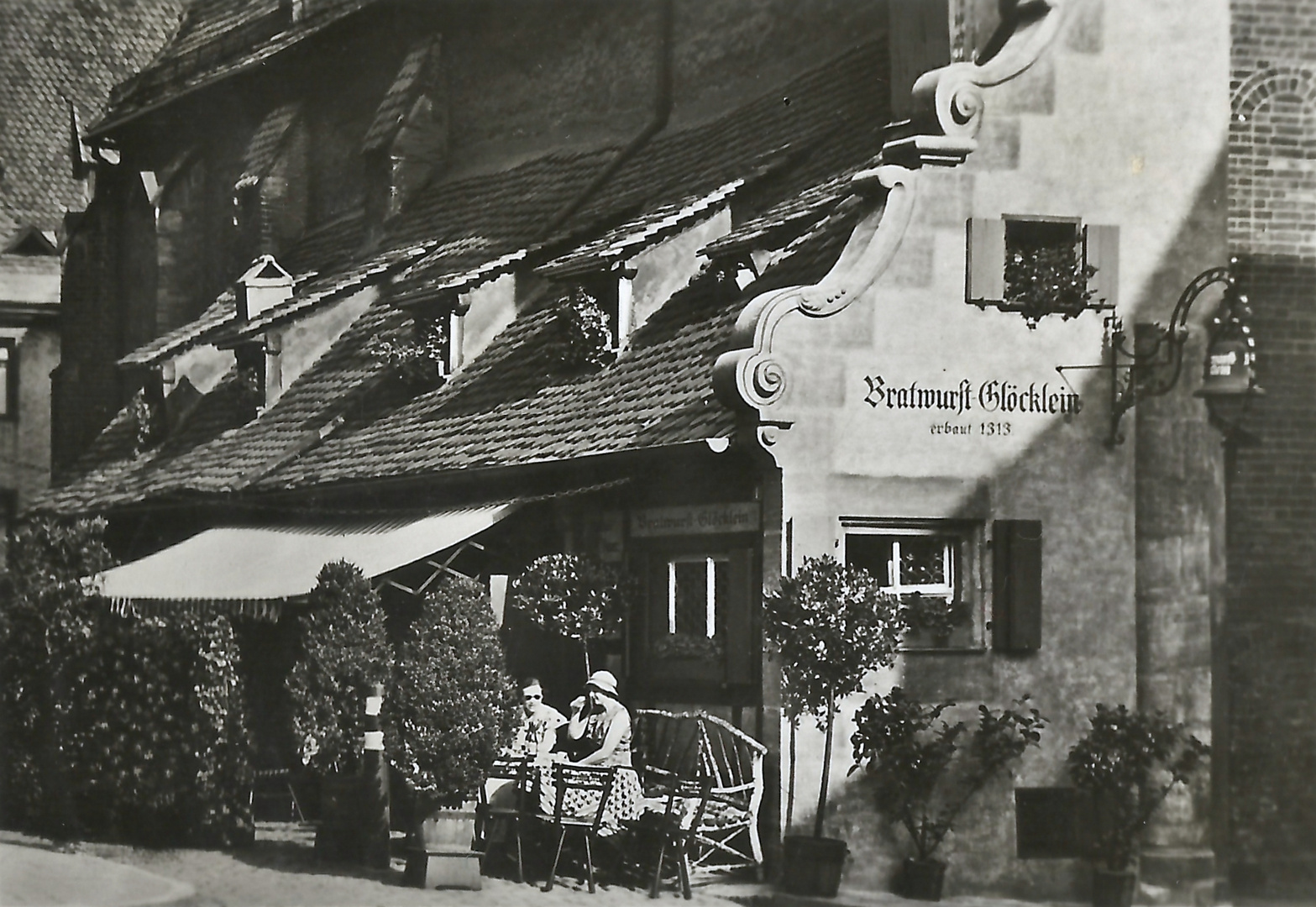 Das Bratwurstglöcklein in Nürnberg 1942