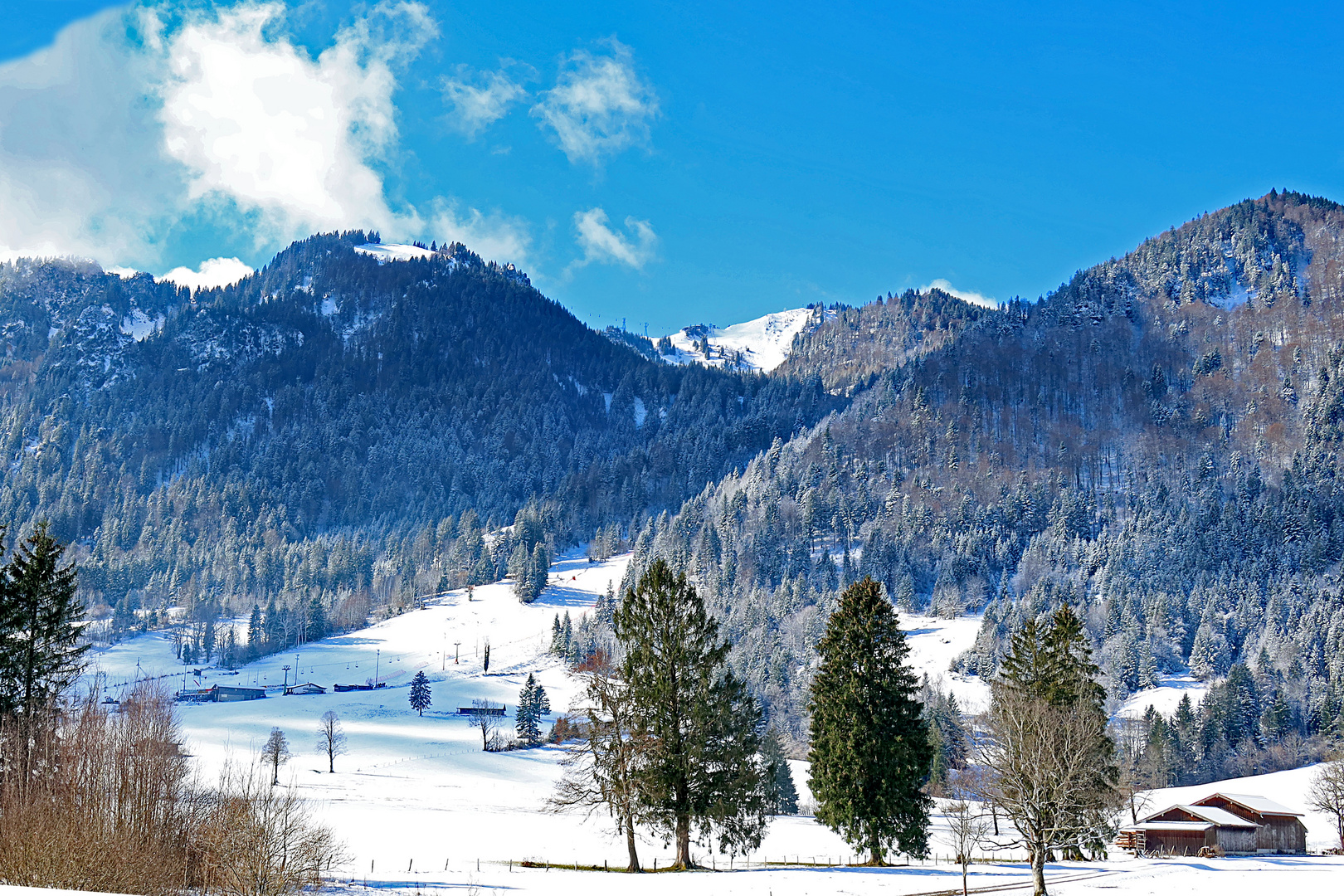 Das Brauneck ist mit schneeweiß und weißblau umgeben