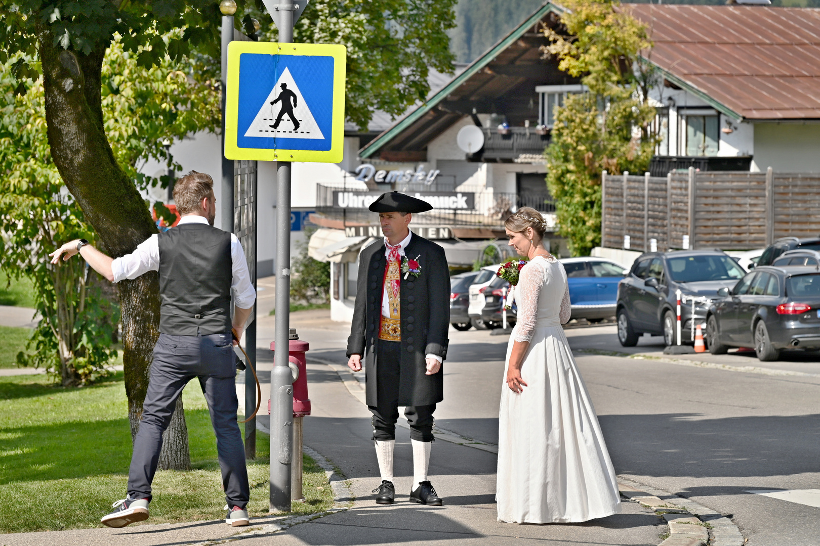 Das Brautpaar neben der Kirche nach der Trauung