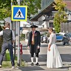 Das Brautpaar neben der Kirche nach der Trauung