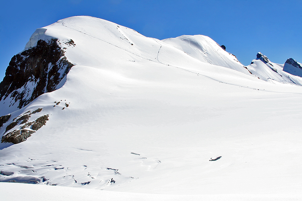 Das Breithorn  über Zermatt zeigt zwei Aufstiegswege vom 3800m hochgelegenen Gletscher