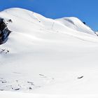 Das Breithorn  über Zermatt zeigt zwei Aufstiegswege vom 3800m hochgelegenen Gletscher