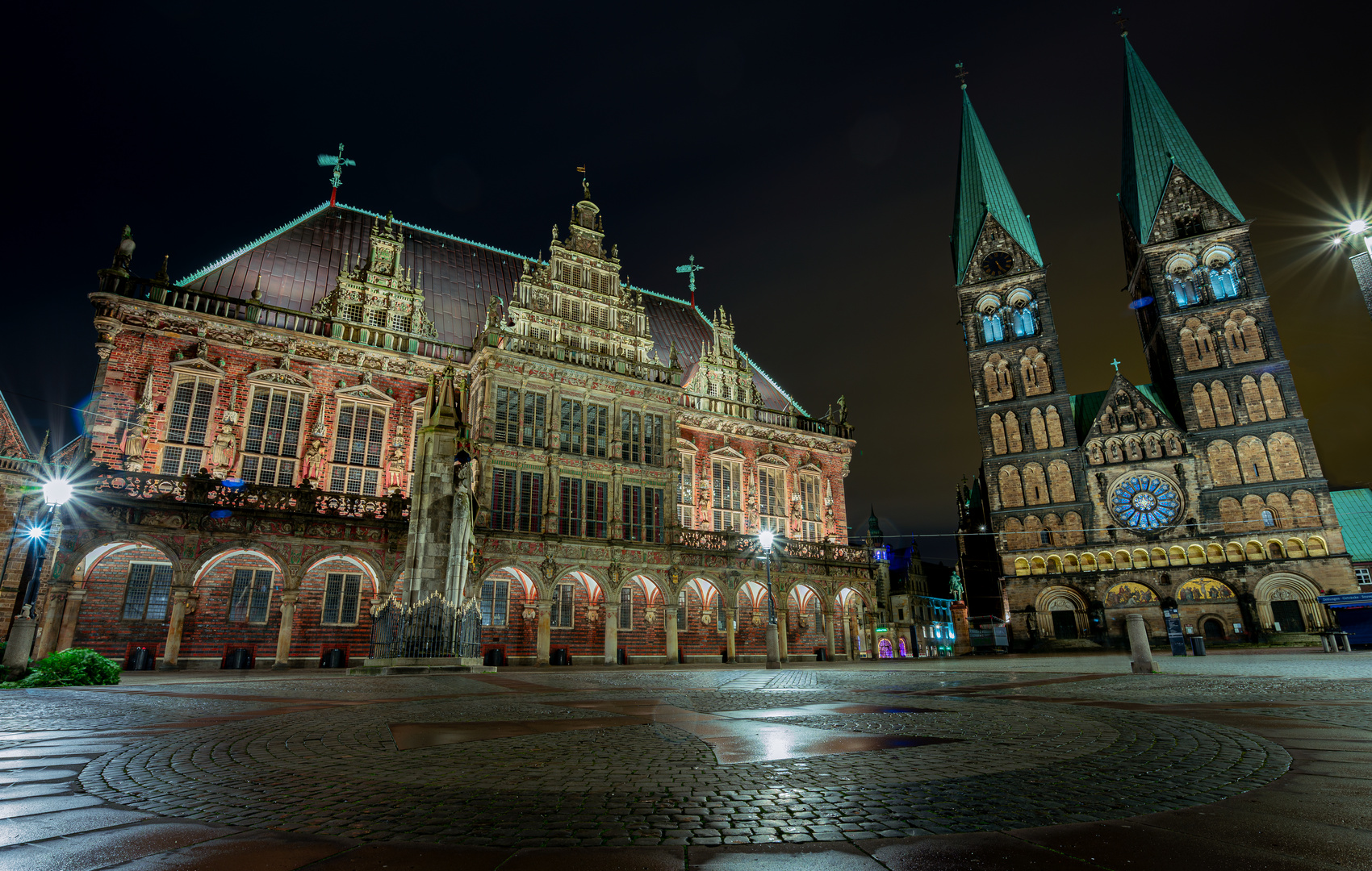 Das Bremer Rathaus und der Dom am späten Abend