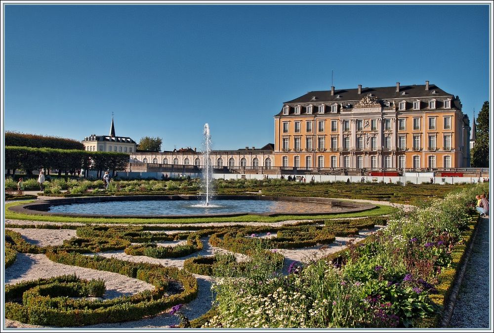 Das Brühler Schloss mit Schlosspark