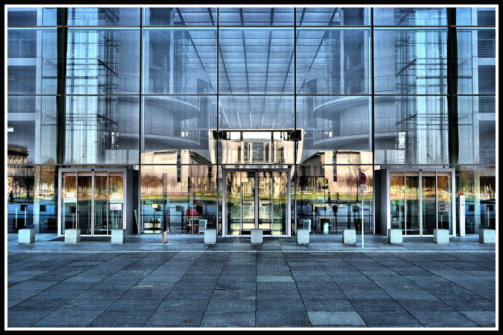 Das Bundeskanzleramt im Spiegel des Bundestags-Eingangs