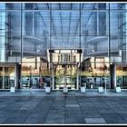 Das Bundeskanzleramt im Spiegel des Bundestags-Eingangs