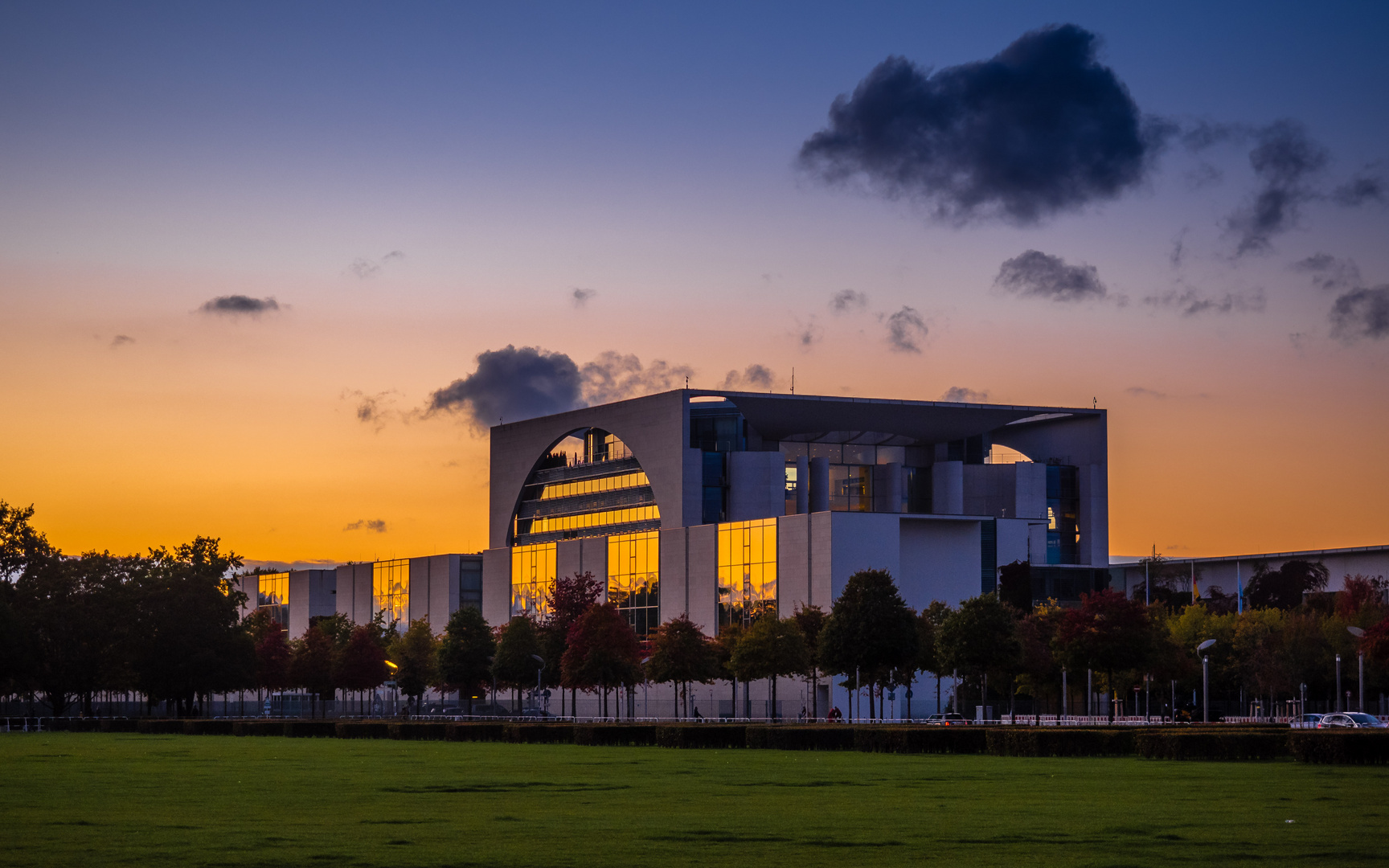 Das Bundeskanzleramt nach Sonnenuntergang