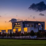 Das Bundeskanzleramt nach Sonnenuntergang