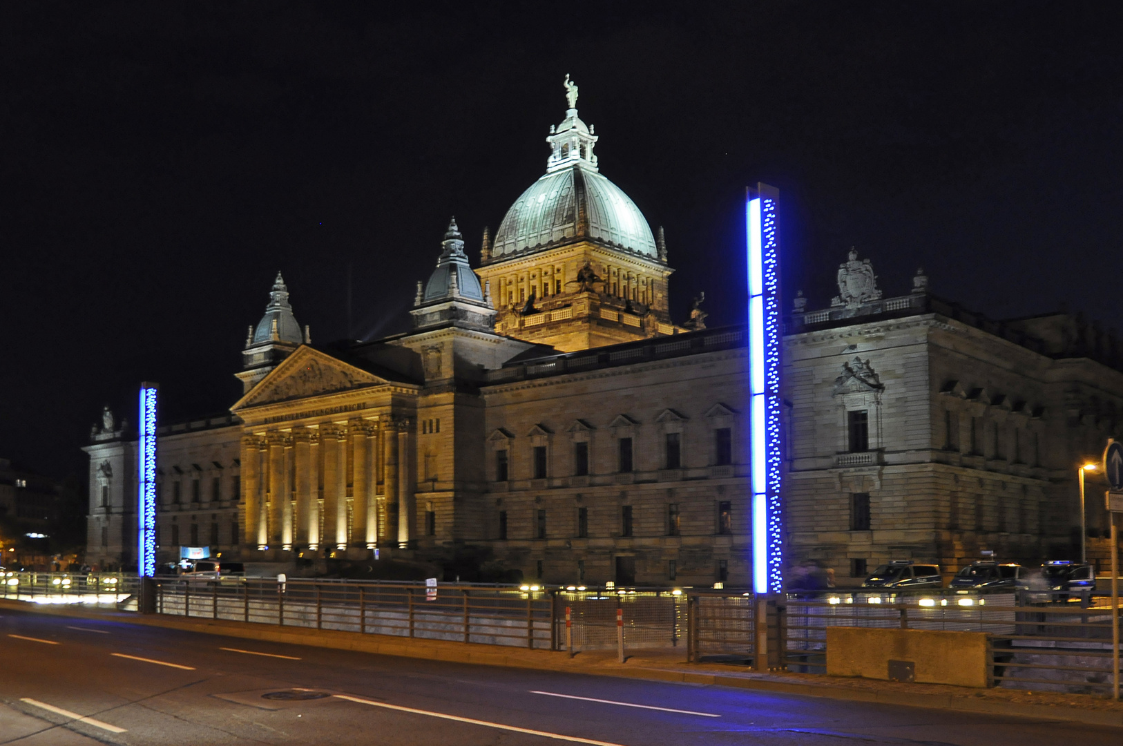 Das Bundesverwaltungsgericht in Leipzig bei Nacht