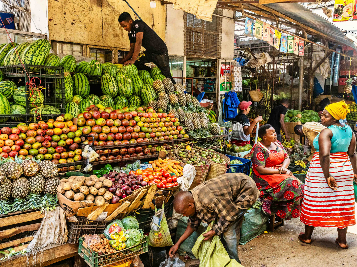 Das bunte Treiben auf dem Sonntagsmarkt von Arusha