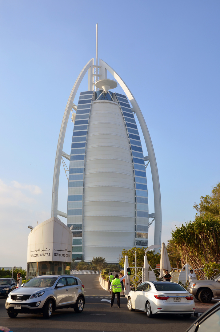 Das Burj Al Arab am Strand von Jumeirah in Dubai