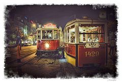 - das Cafe Tramvaj nachts in Prag -