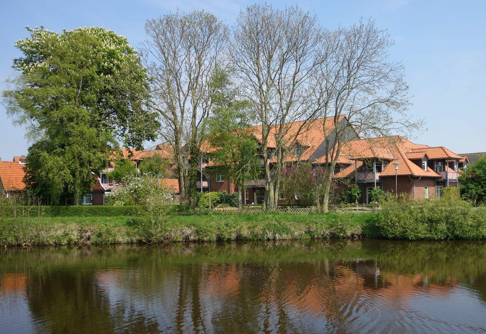 Das Carolinum, ein Pflege- und Altenheim, an der Harle im Zentrum des Nordseebades Carolinensiel