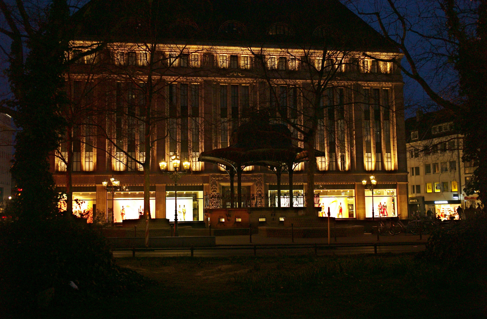 das Carschhaus in Düsseldorf bei Nacht