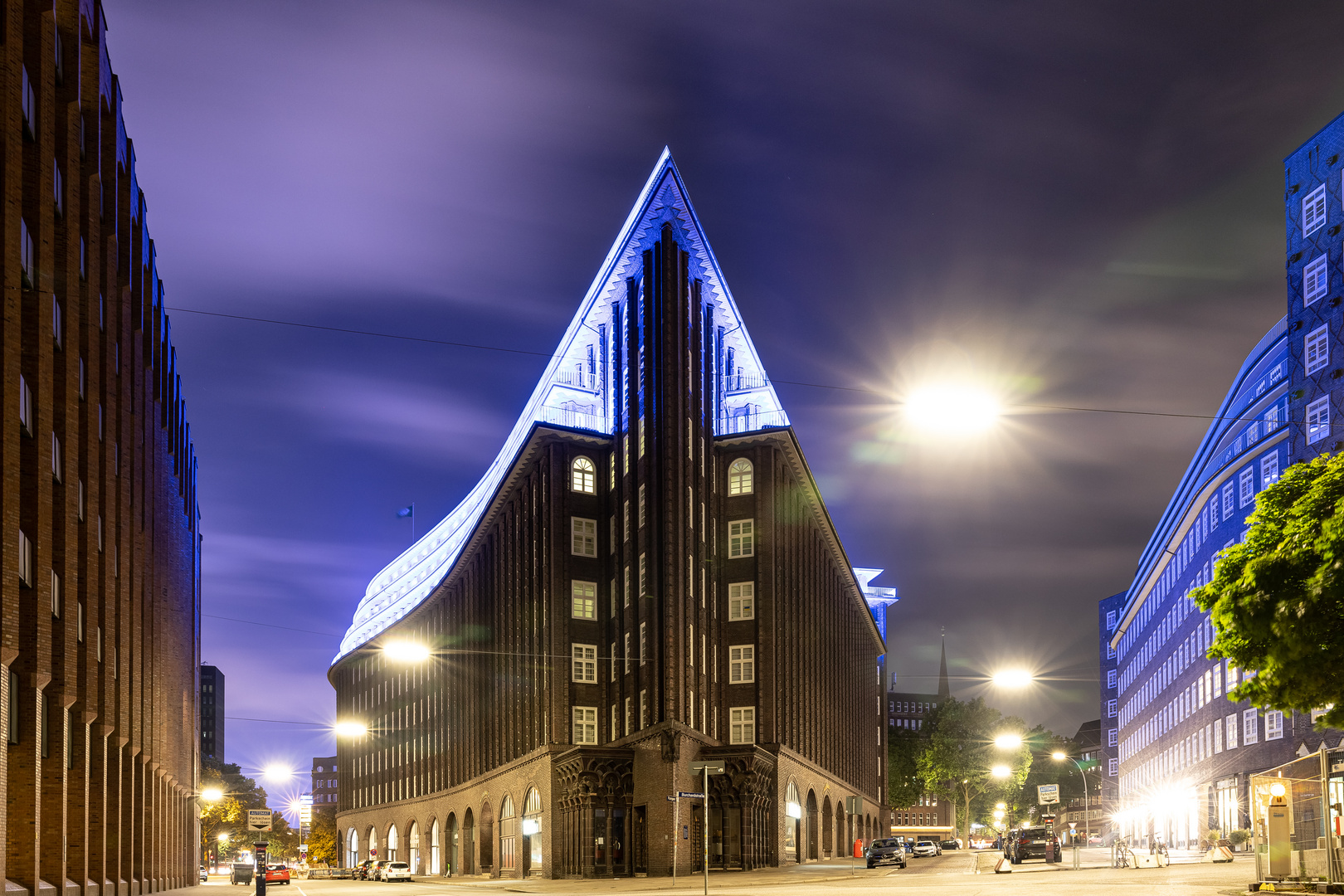 Das Chilehaus in blau