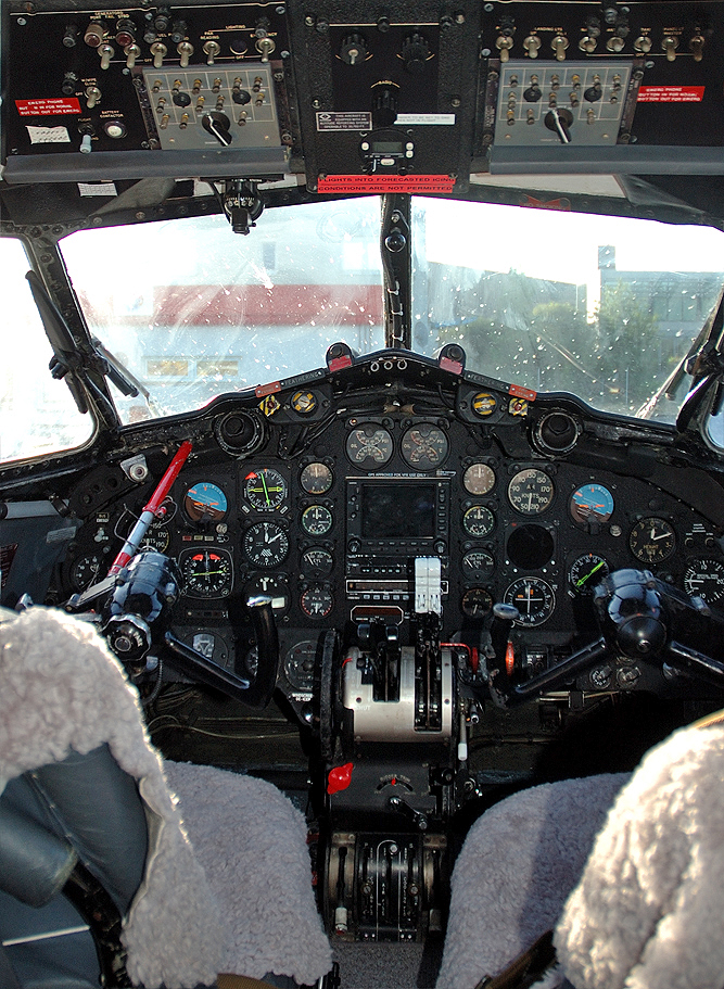 Das Cockpit einer alten De Havilland Dove