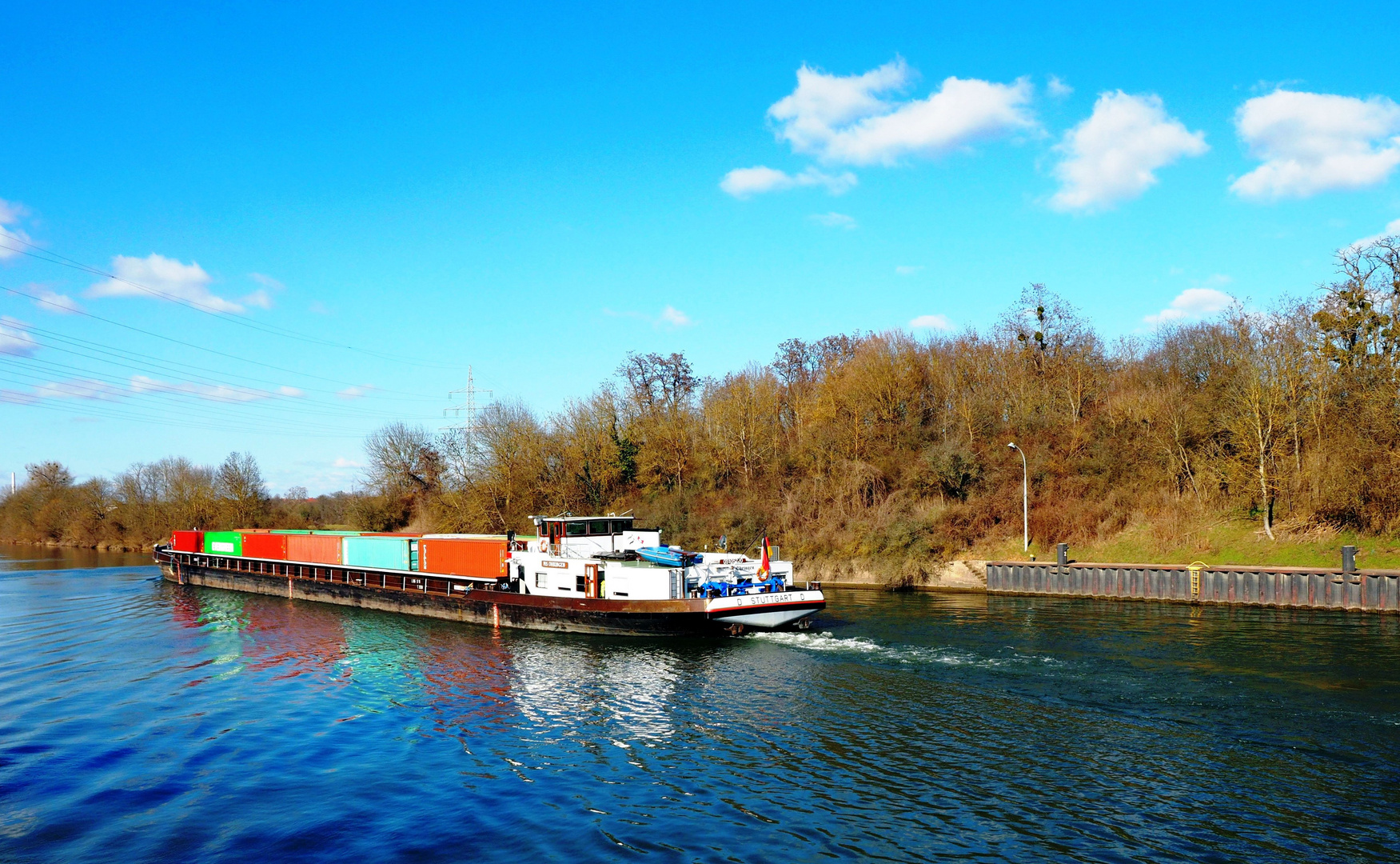 Das Container-Schiff neckarabwärts