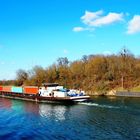 Das Container-Schiff neckarabwärts