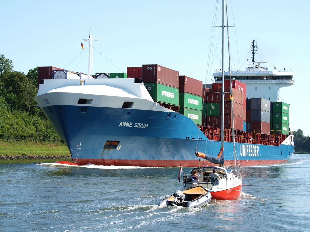 Das Containerschiff ANNE SIBUM auf dem Nor-Ostsee-Kanal