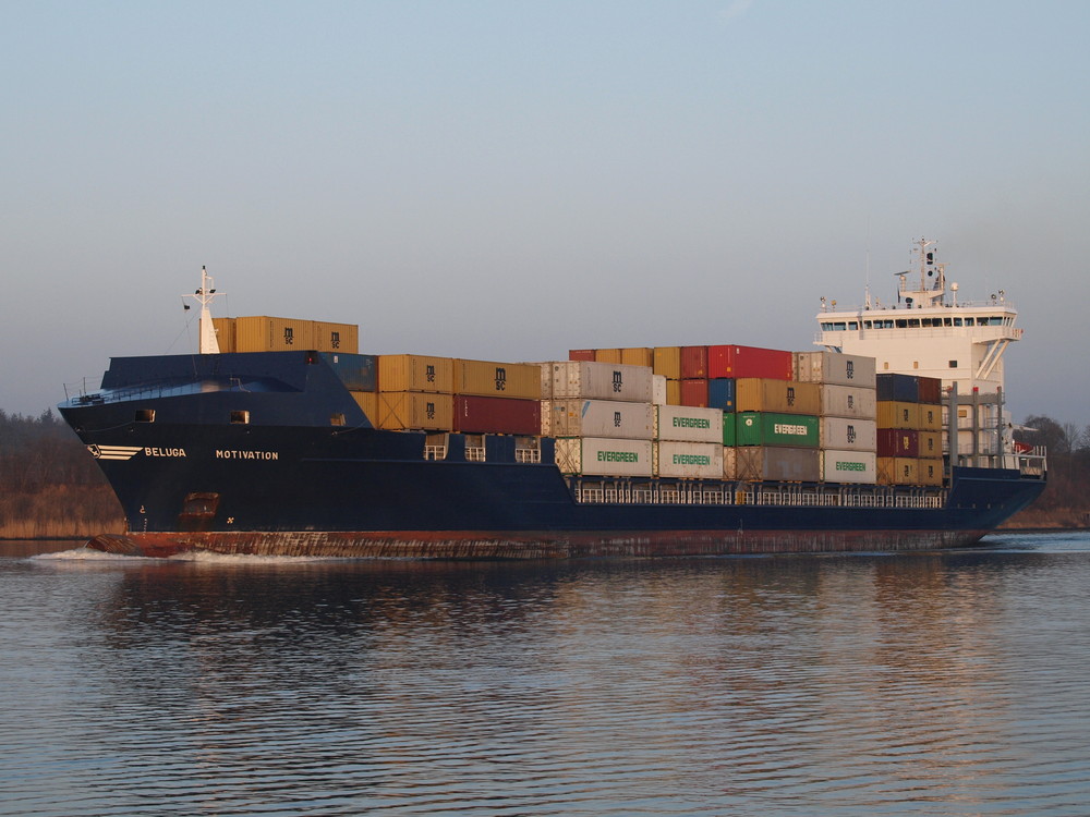 Das Containerschiff BELUGA MOTIVATION auf dem Nord-Ostsee-Kanal.