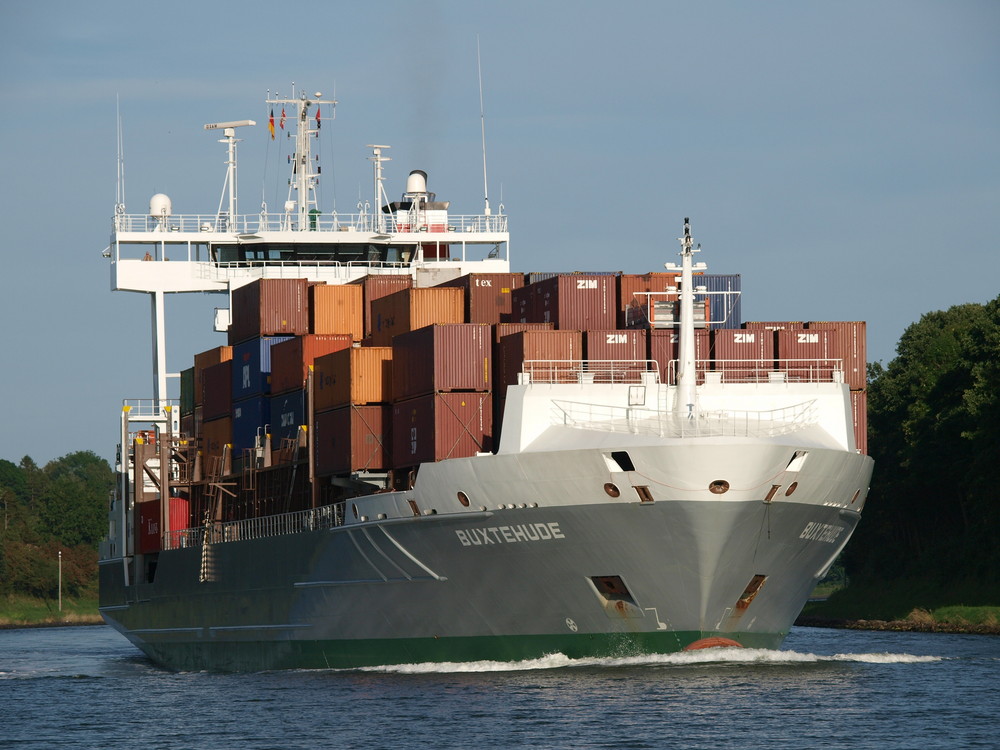 Das Containerschiff BUXTEHUDE auf dem Nord-Ostsee-Kanal