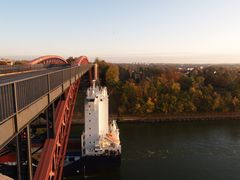 Das Containerschiff EILBEK unter der Levensauer Hochbrücke.