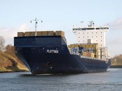 Das Containerschiff FLOTTBEK auf dem Nord-Ostsee-Kanal