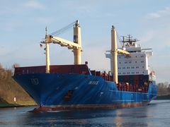 Das Containerschiff HOOGE auf dem Nord-Ostsee-Kanal