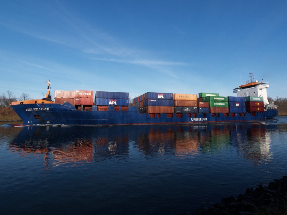 Das Containerschiff JORK RELIANCE auf dem Nord-Ostsee-Kanal.