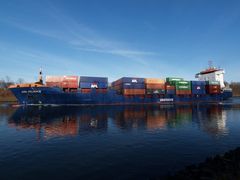 Das Containerschiff JORK RELIANCE auf dem Nord-Ostsee-Kanal.