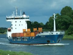Das Containerschiff MARJA auf dem Nord-Ostsee-Kanal.