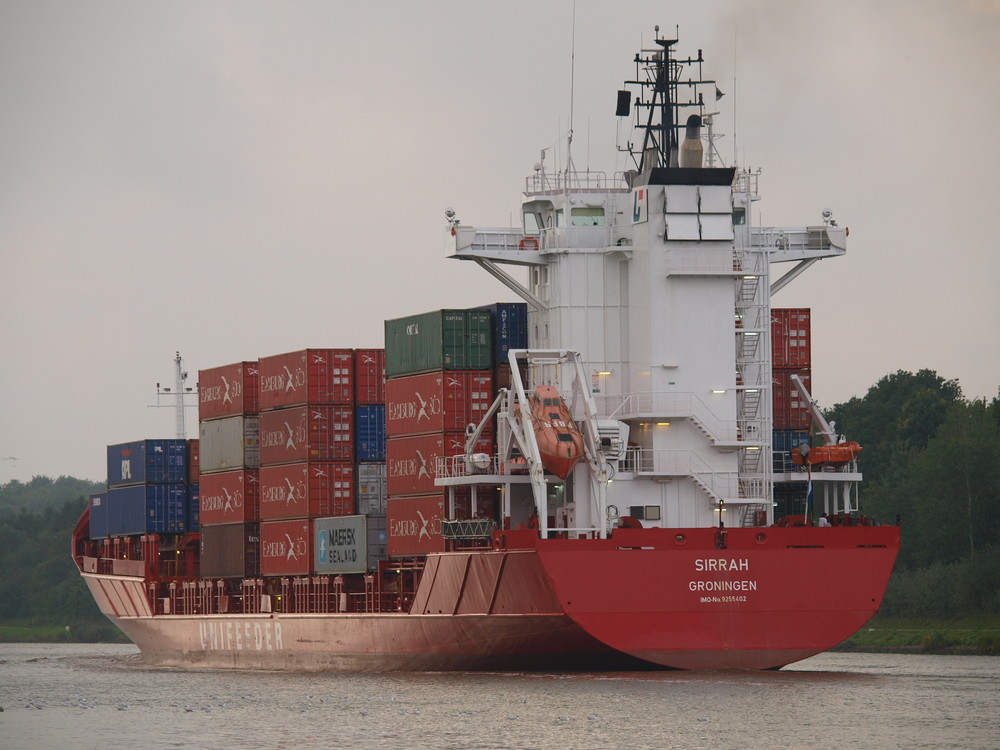 Das Containerschiff SIRRAH auf dem Nord-Ostsee-Kanal